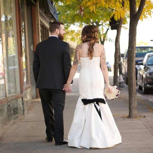 Pure Silk Vera Wang Mermaid wedding gown - Picture 3 of 16